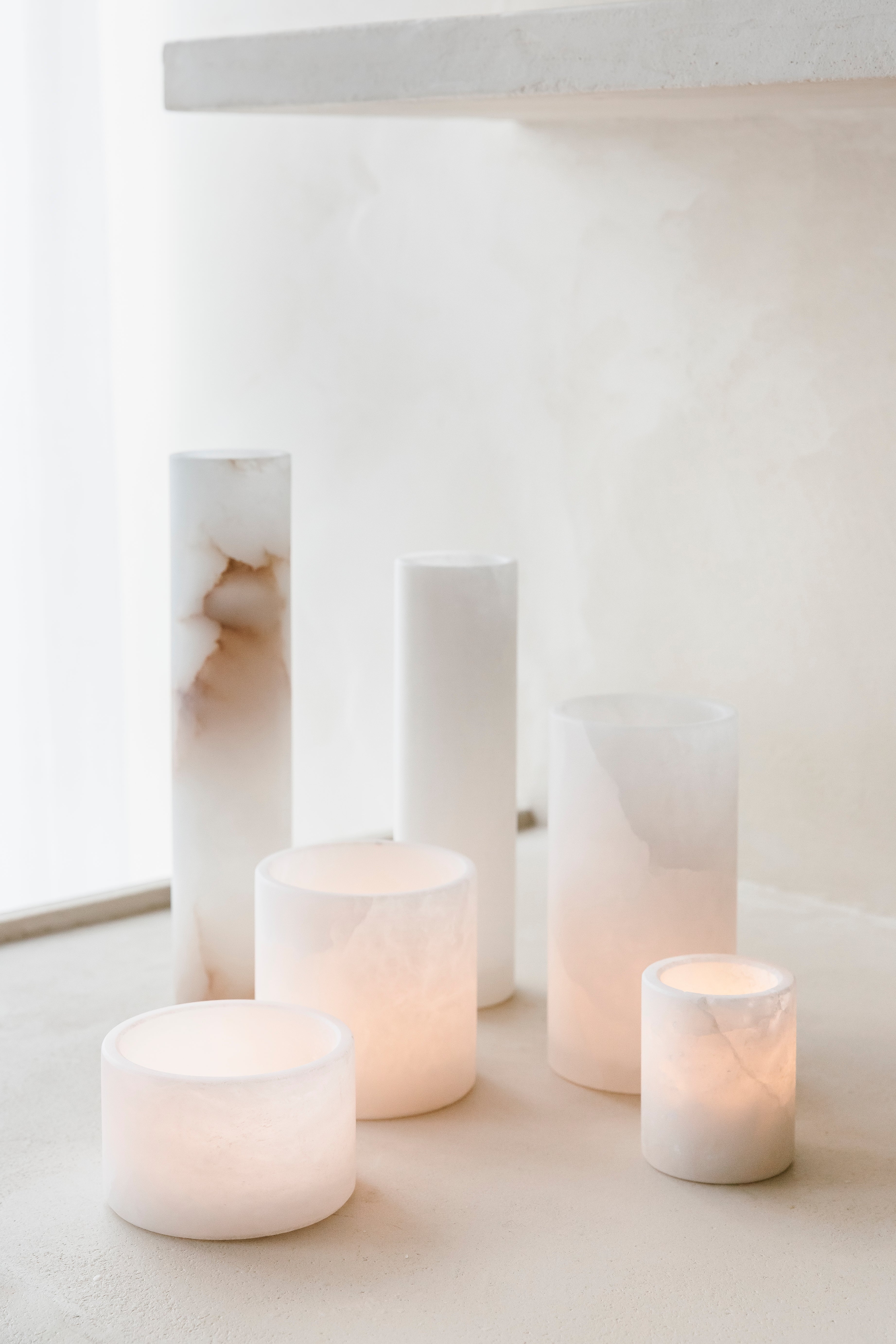 Albast kaarsenhouders in verschillende hoogtes