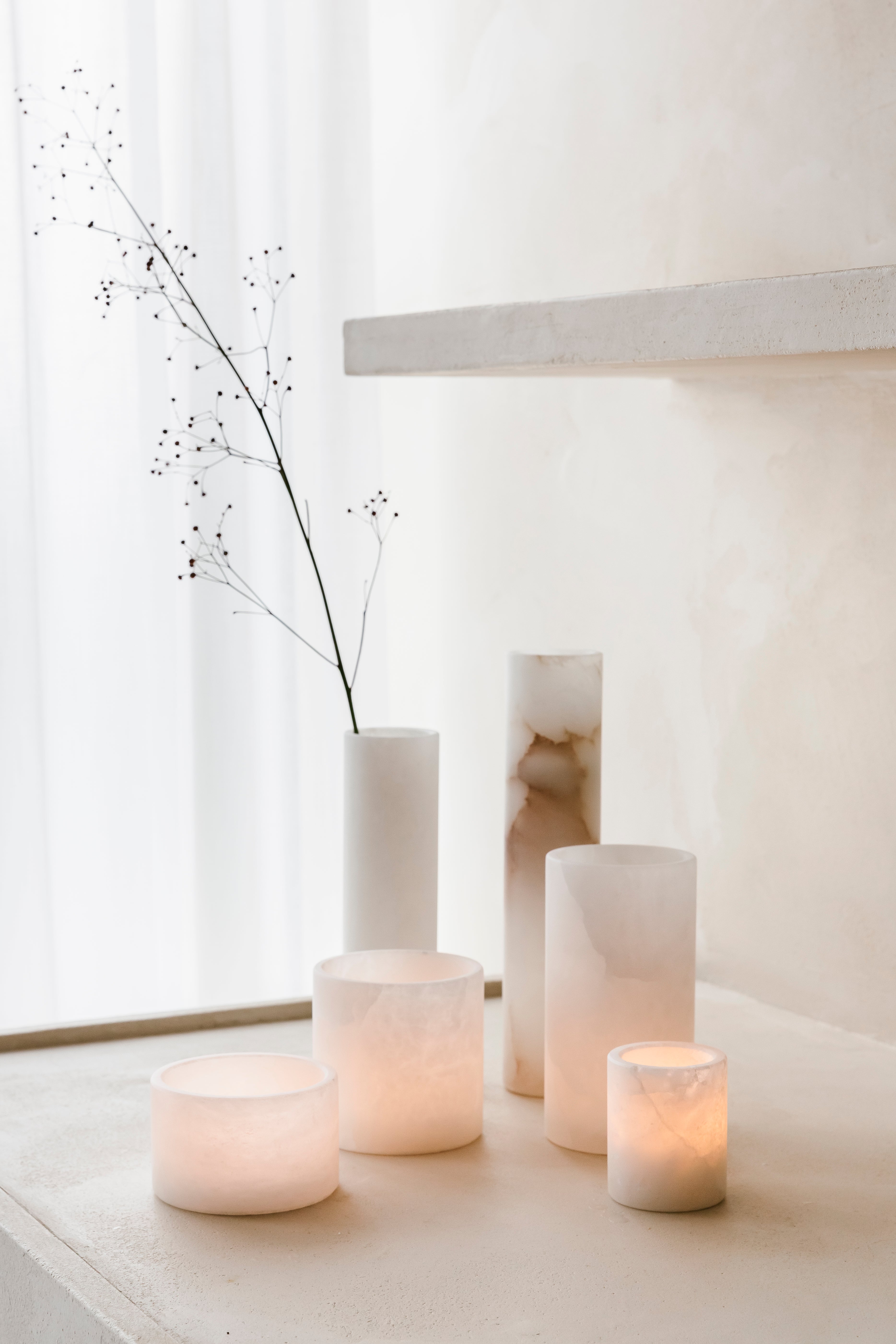 Albast kaarsenhouders in verschillende hoogtes