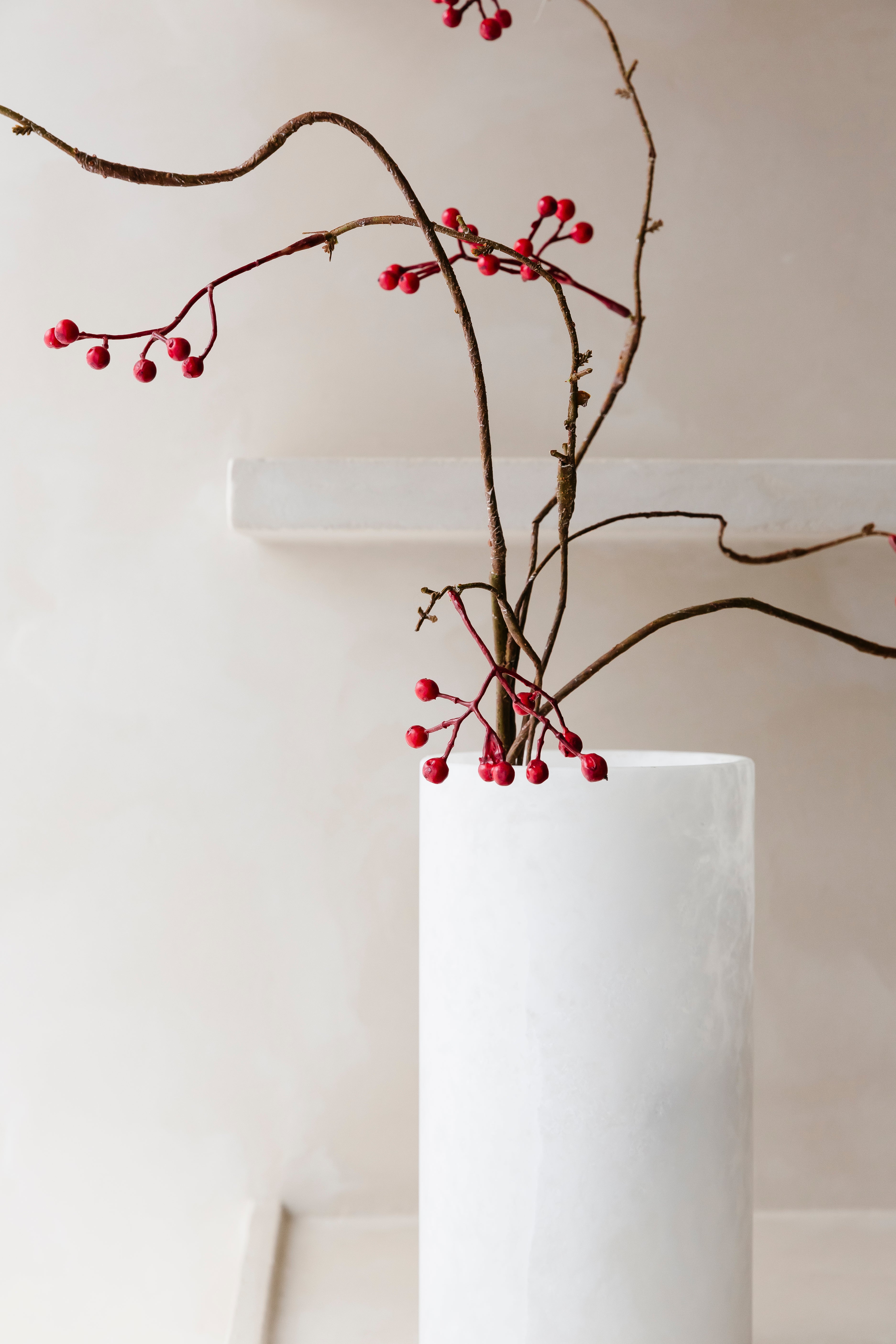 Close-up van bessentak 127cm met rode bessen in vaas uit Albast - Collectie Anneke Crauwels