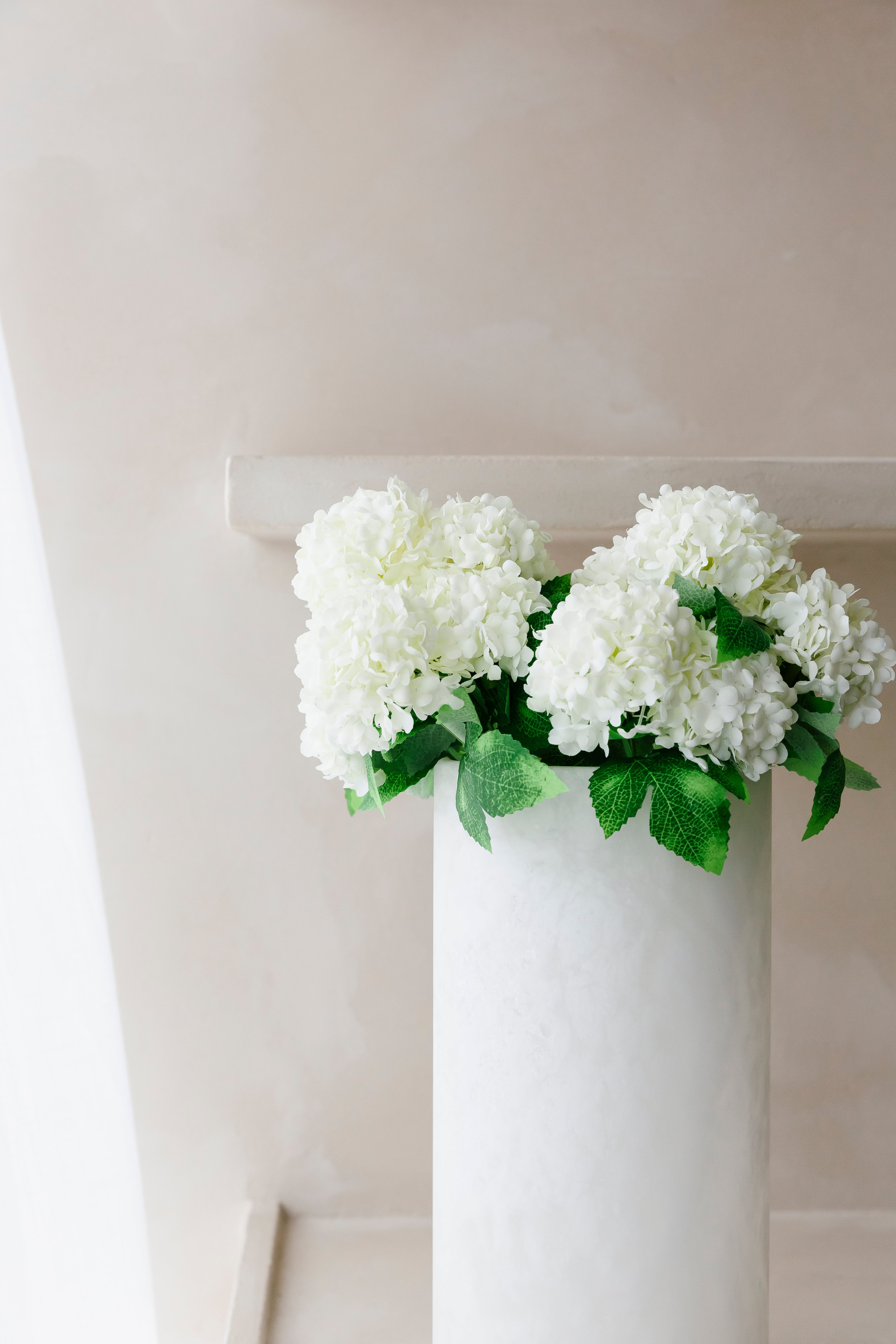 Close-up van zijdebloem mini hortensia boeket in vaas uit Albast van het merk Botané- Collectie Anneke Crauwels