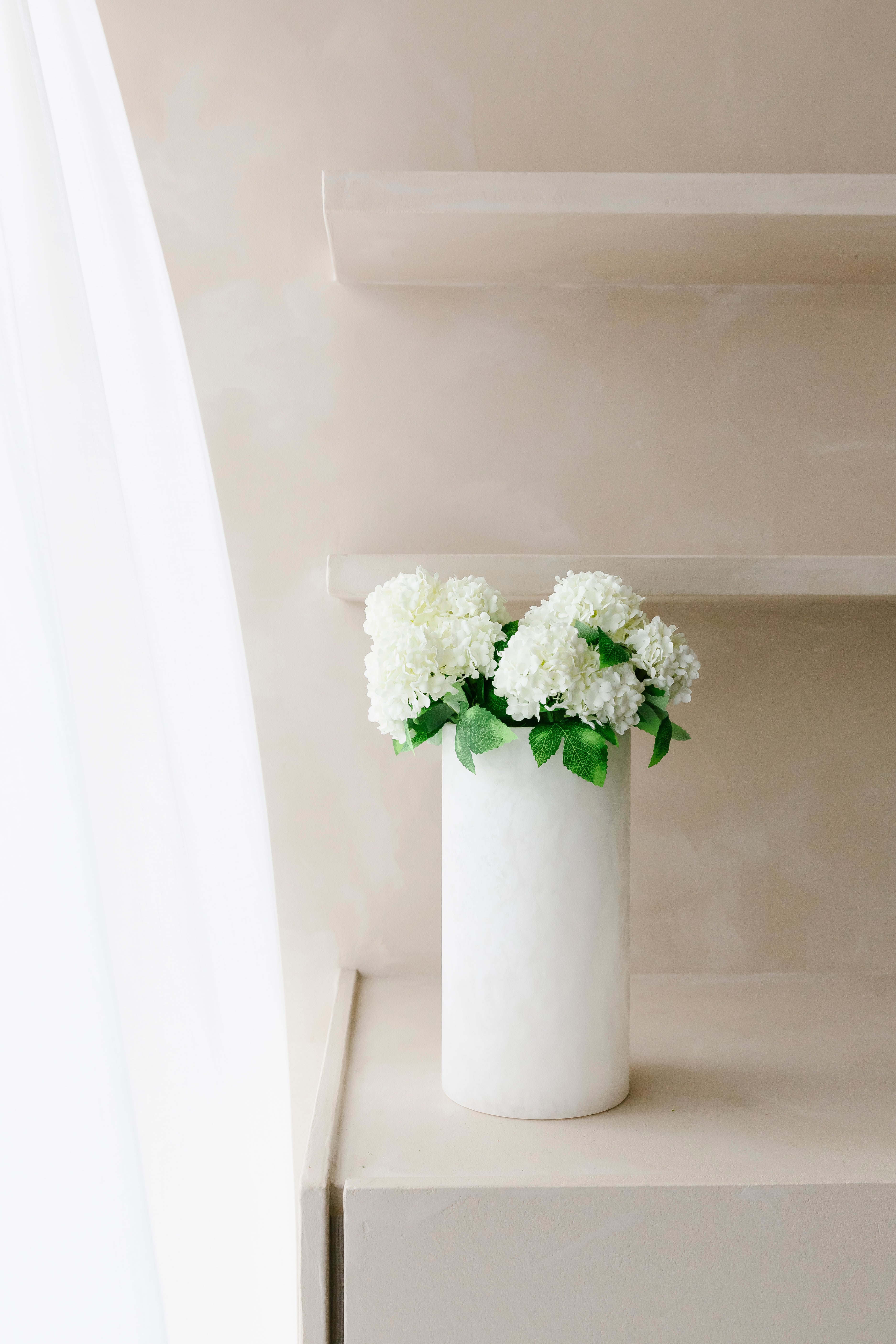 Zijdebloem mini hortensia boeket in een vaas uit Albast op kast van het merk Botané - Collectie Anneke Crauwels