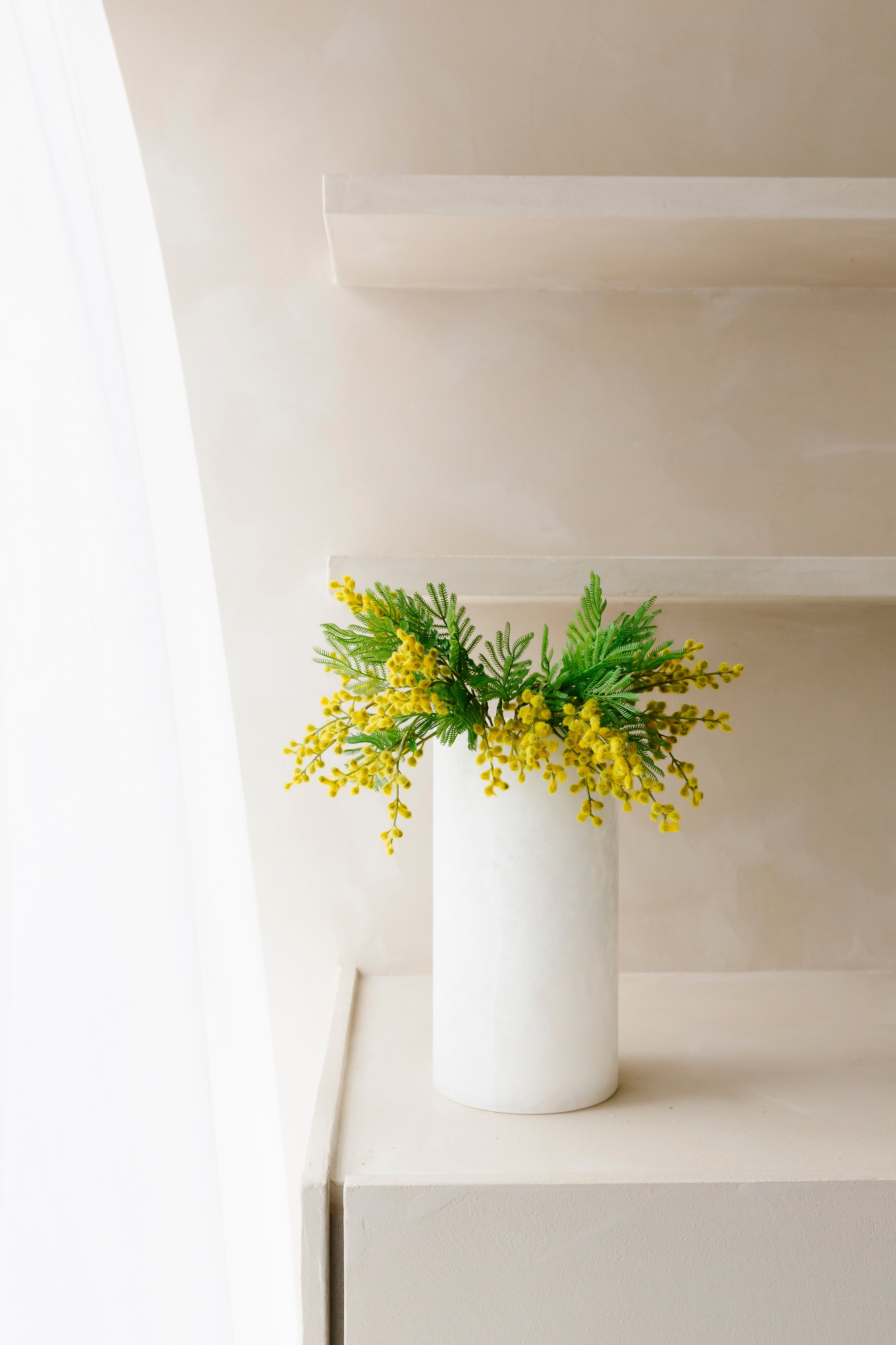 Mini Mimosa boeket in een vaas uit Albast op kast van het merk Botané - Collectie Anneke Crauwels
