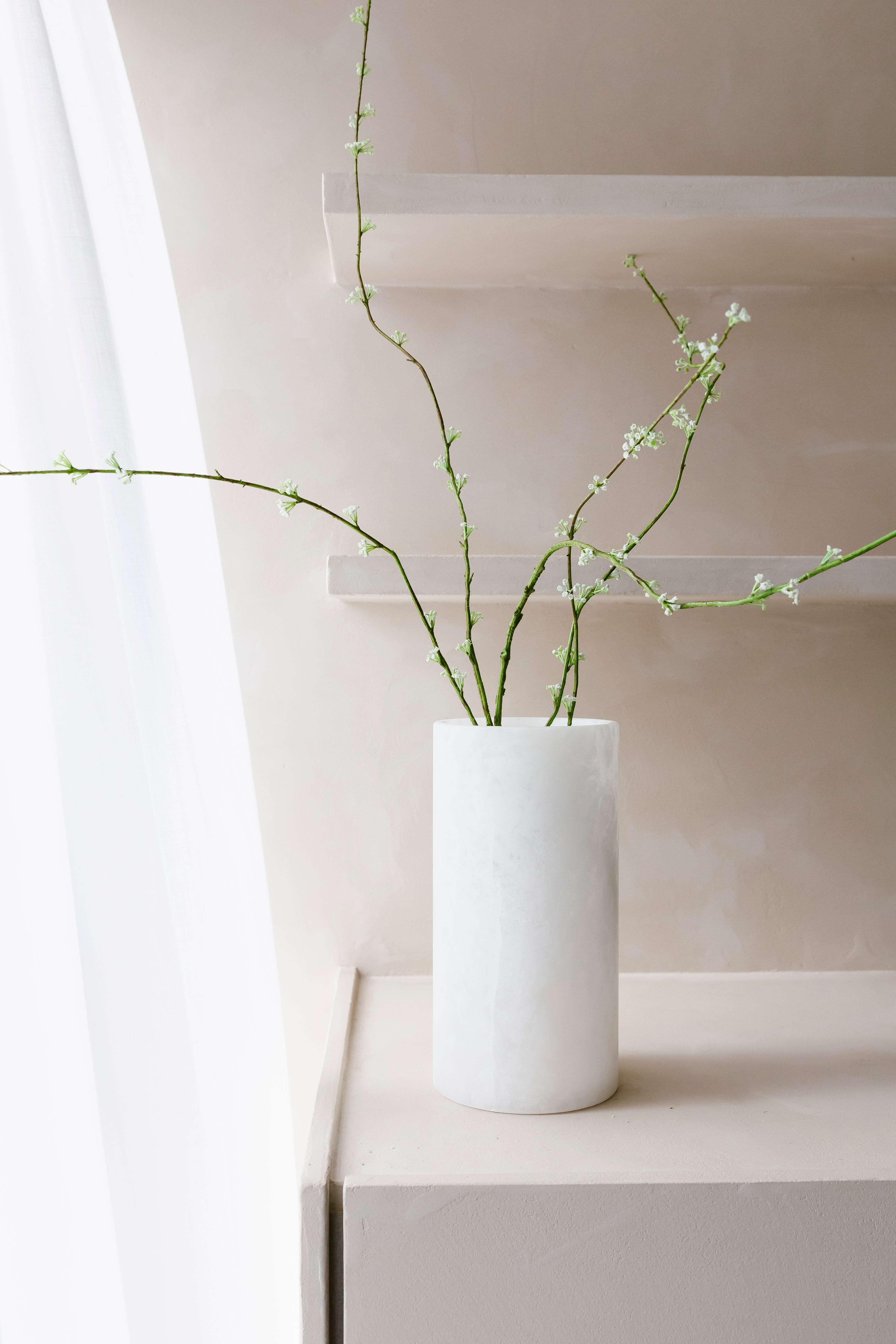 Spirea kunsttak in vaas uit Albast op kast van het merk Silka- Collectie Anneke Crauwels