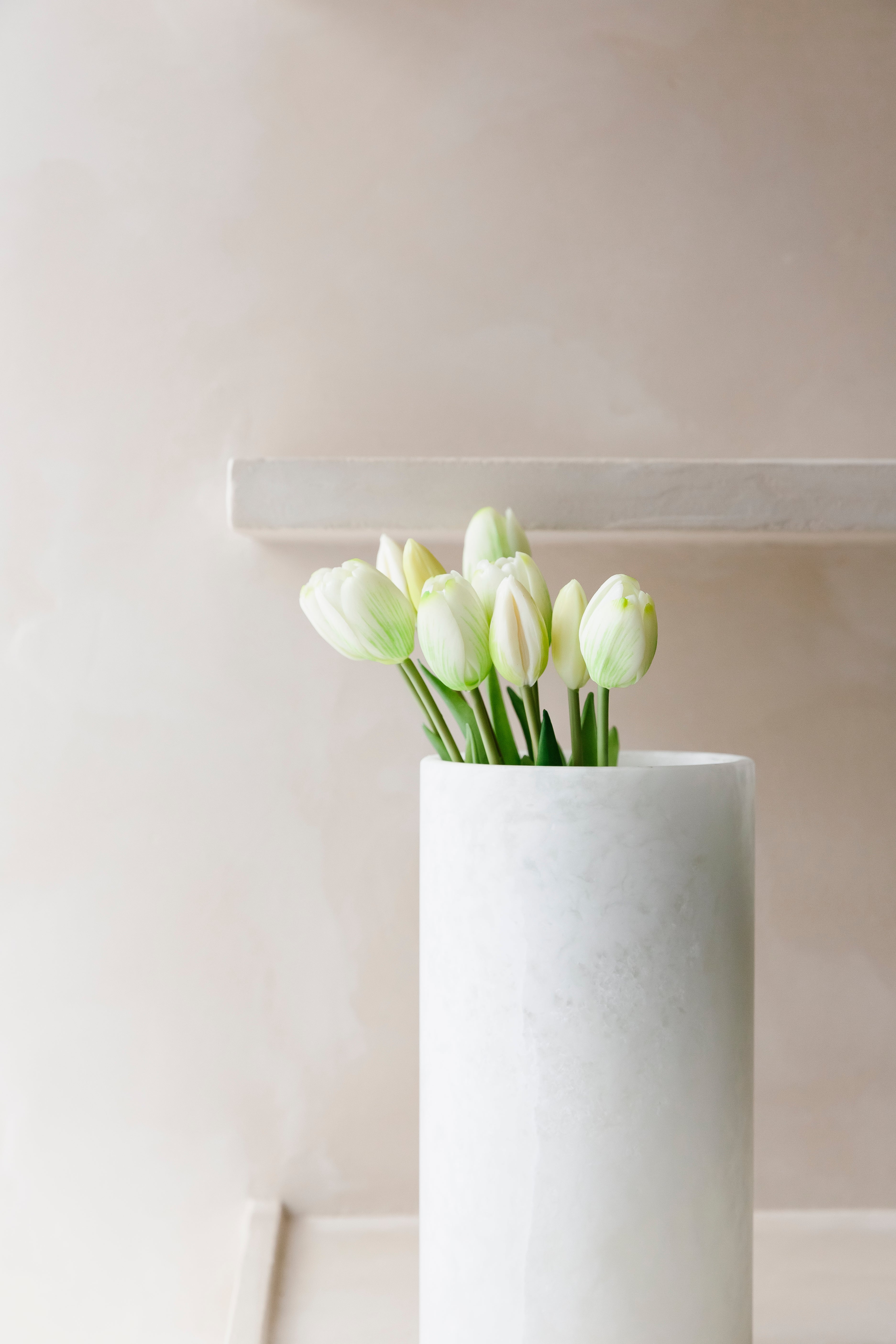 Close-up van kunststof tulp in boeket in een vaas uit Albast van het merk Botané- Collectie Anneke Crauwels