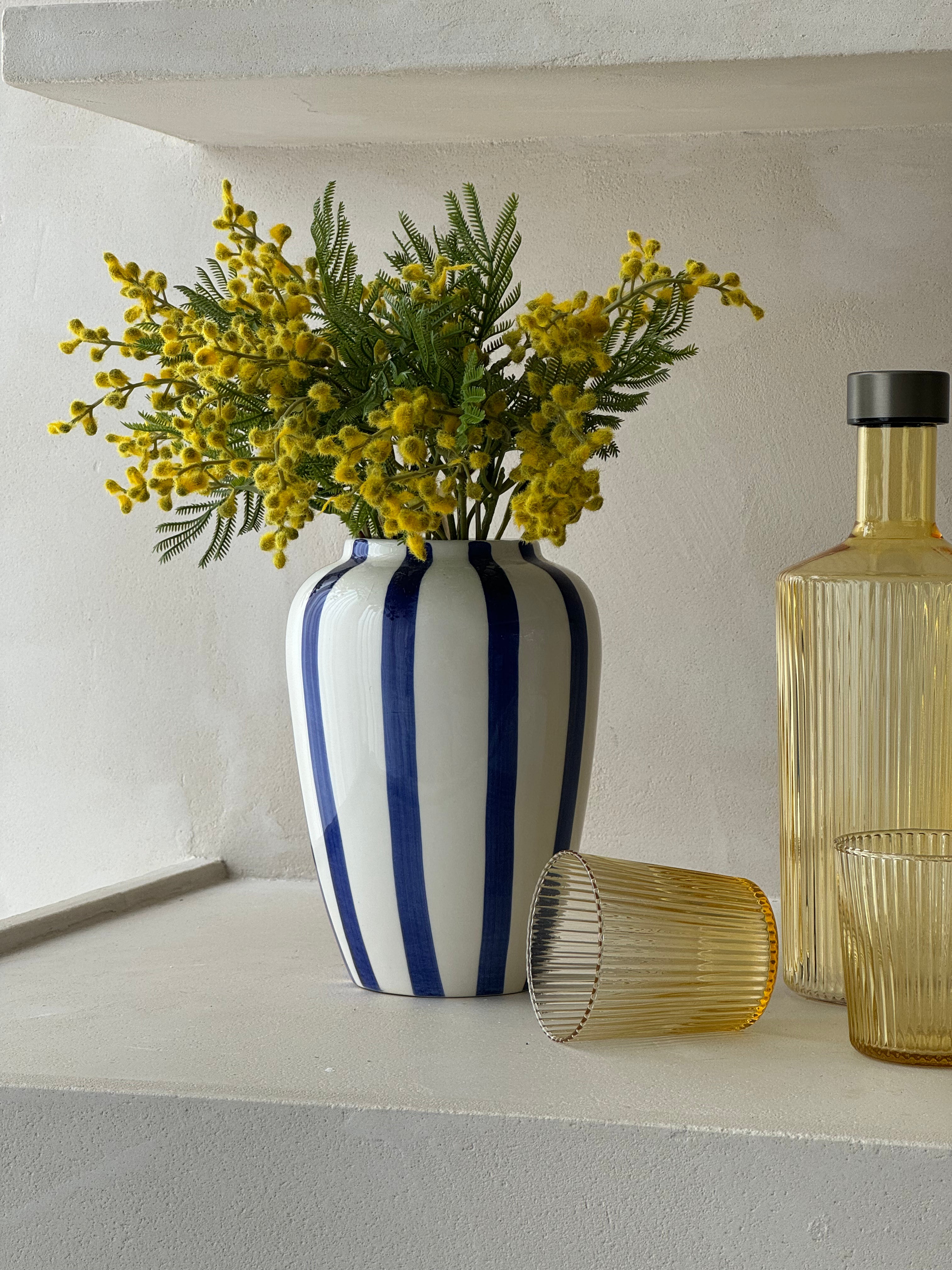 Boeket mimosa kunstbloemen in een vaas – natuurlijke en vrolijke tafeldecoratie