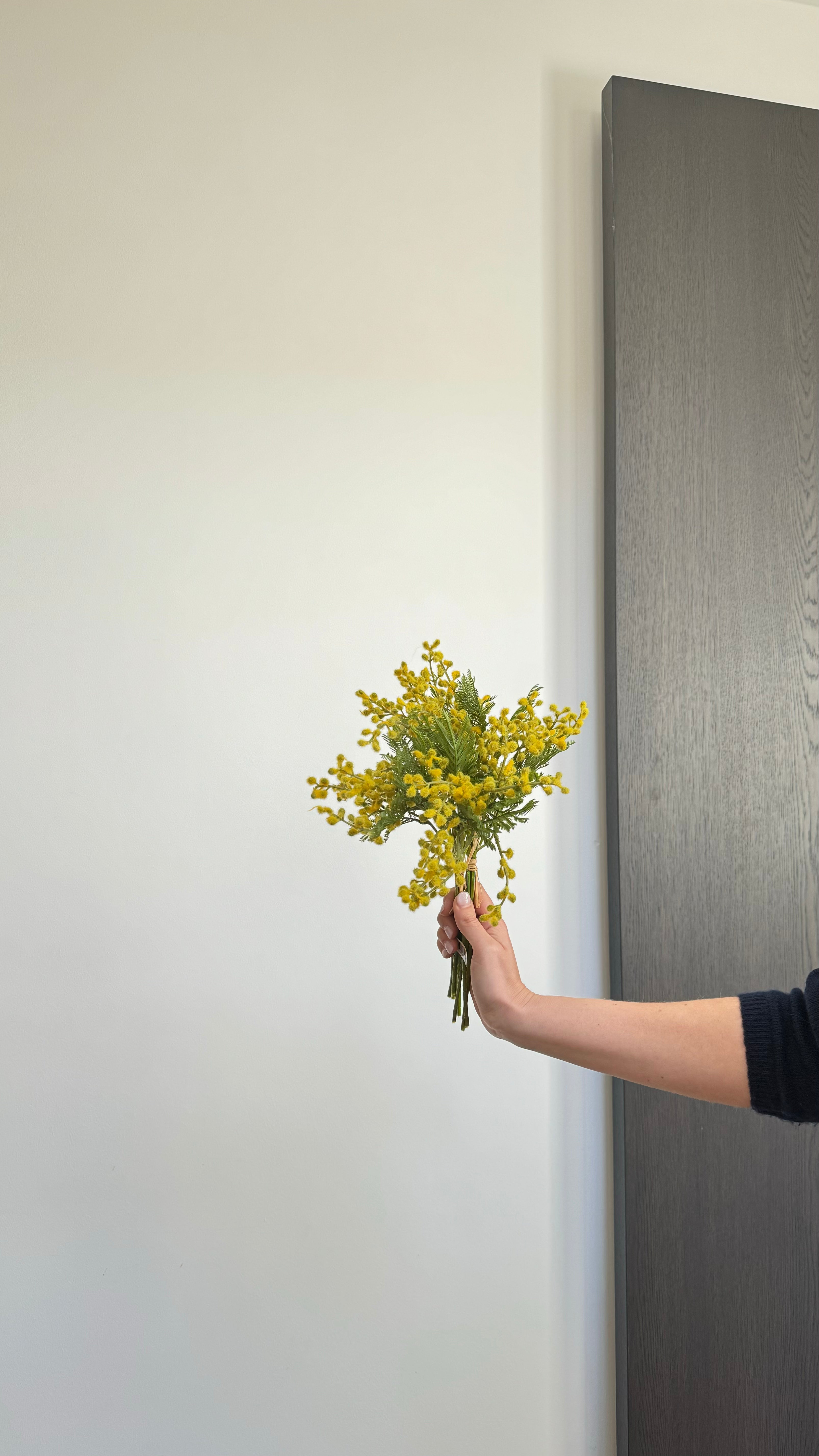 Mimosa kunstboeket van Botane – 40 cm hoog, met 10 stelen gele bloemetjes en groen blad