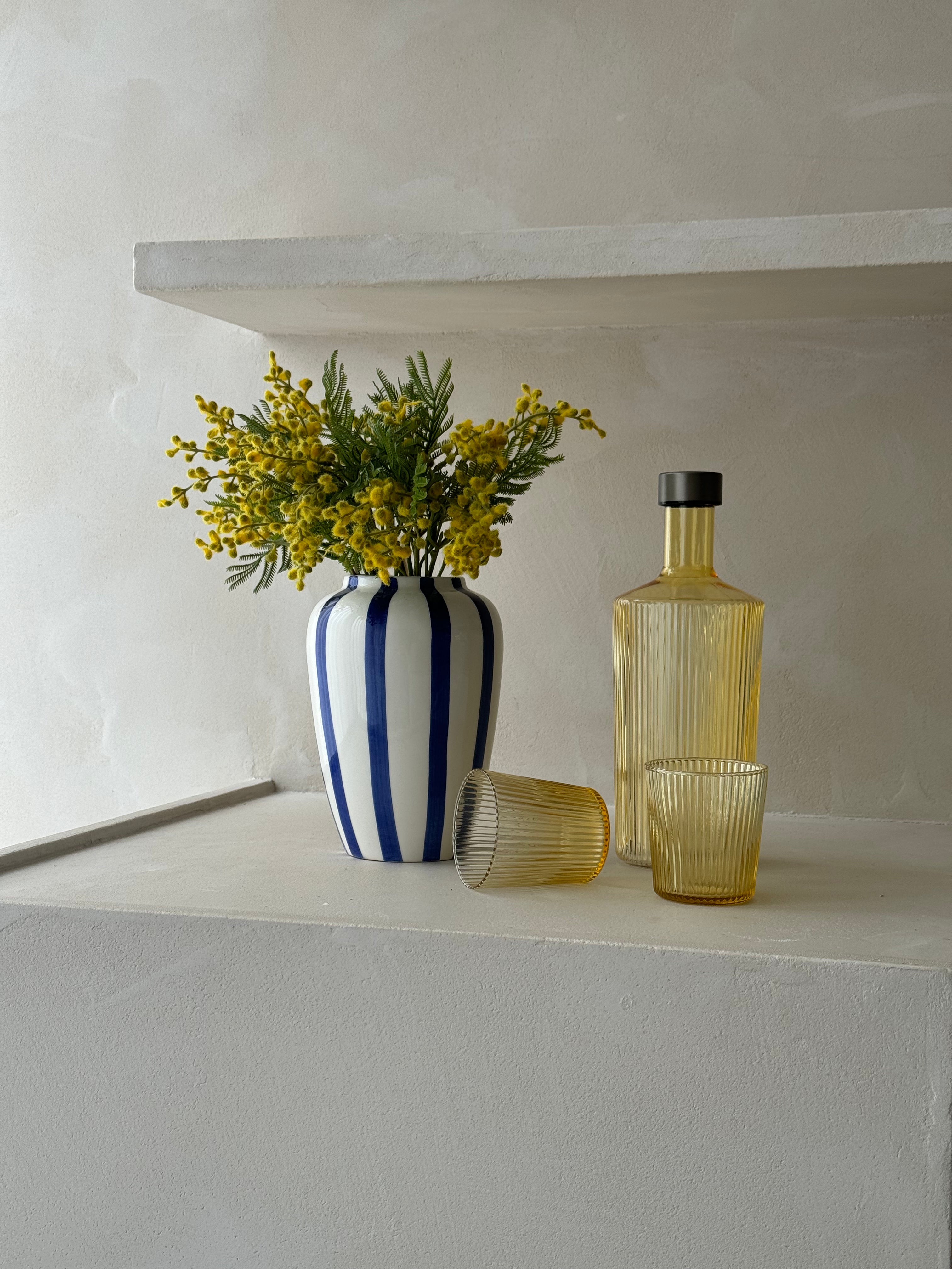 Interieurbeeld met het Mimosa kunstboeket van Botane als warme, zonnige touch