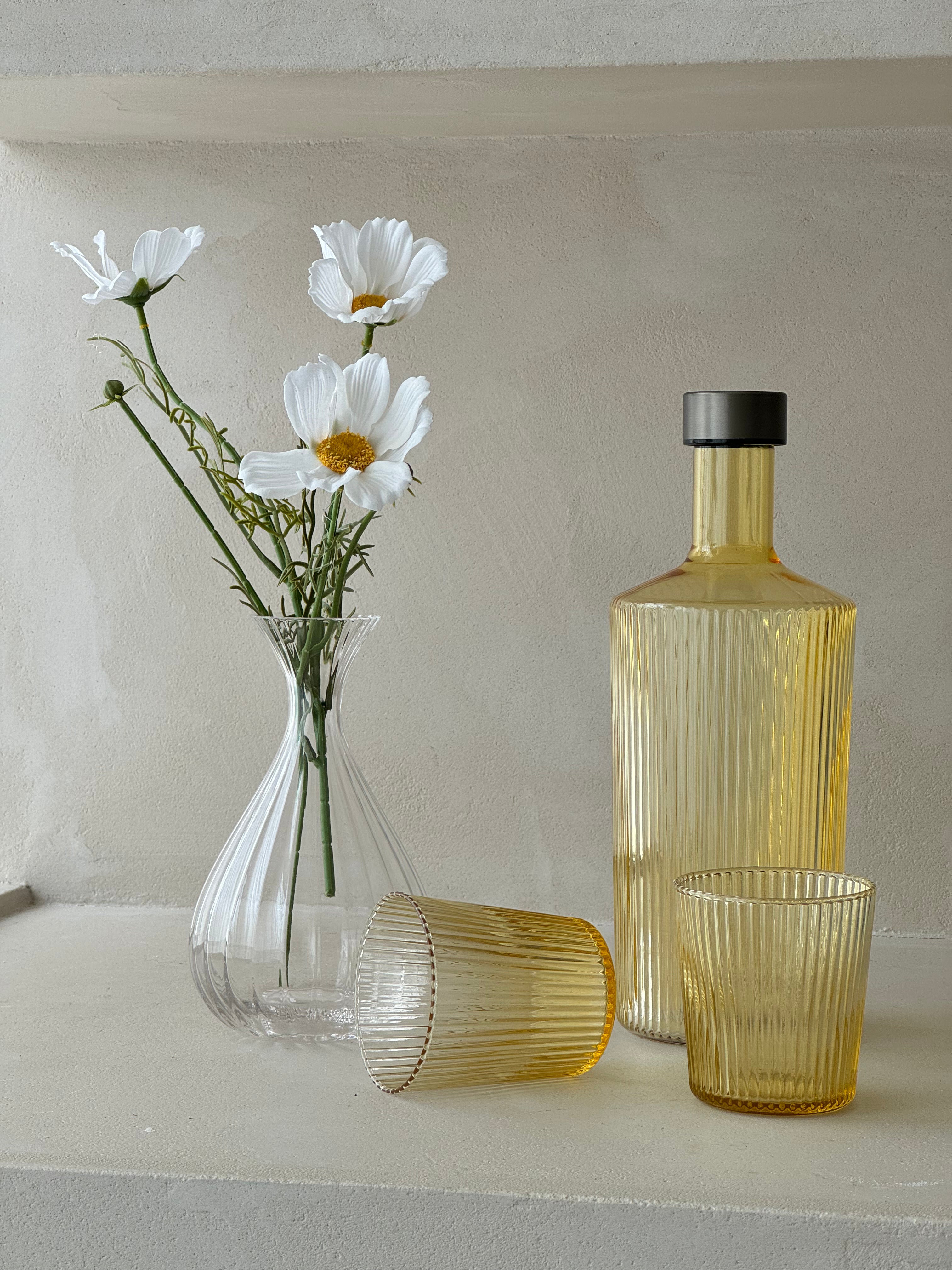 White Cosmo Daisy kunstbloem van 50 cm gestyled in een vaas met fijne details