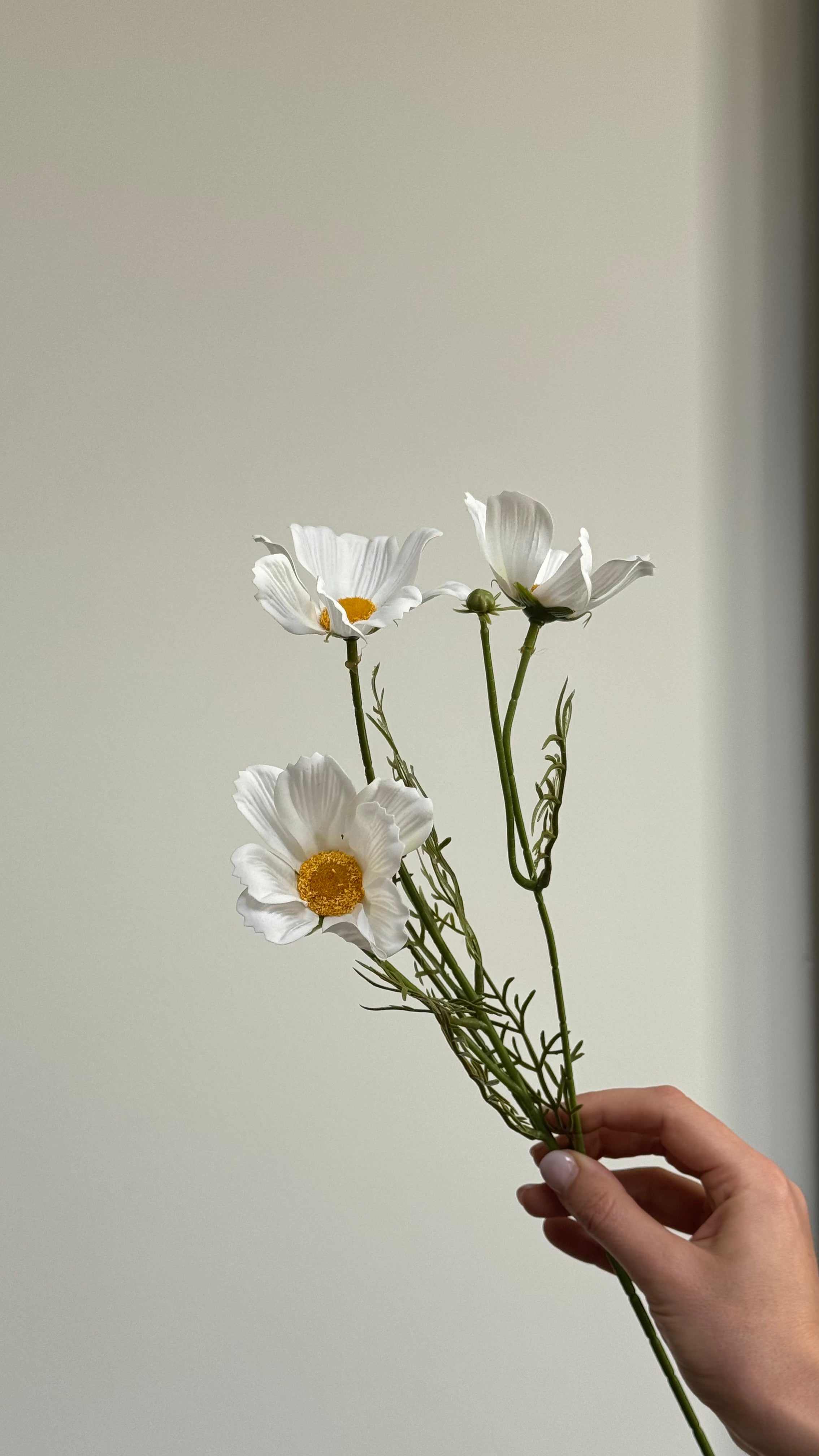 Close-up van de witte bloemblaadjes en goudgele kern van de Cosmo Daisy kunstbloem