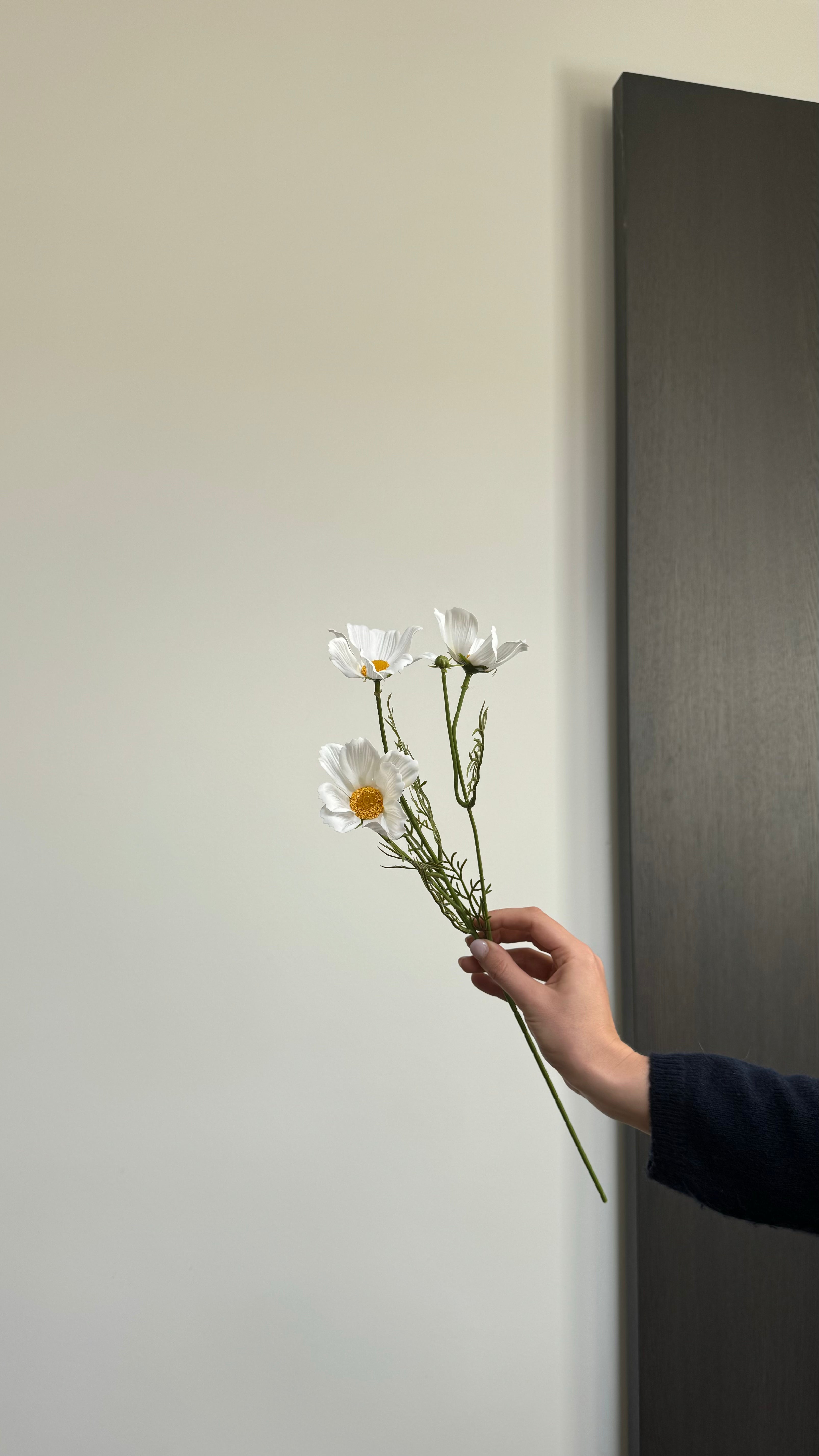 White Cosmo Daisy kunstbloem van Botane met drie witte bloesems op een steel van 50 cm