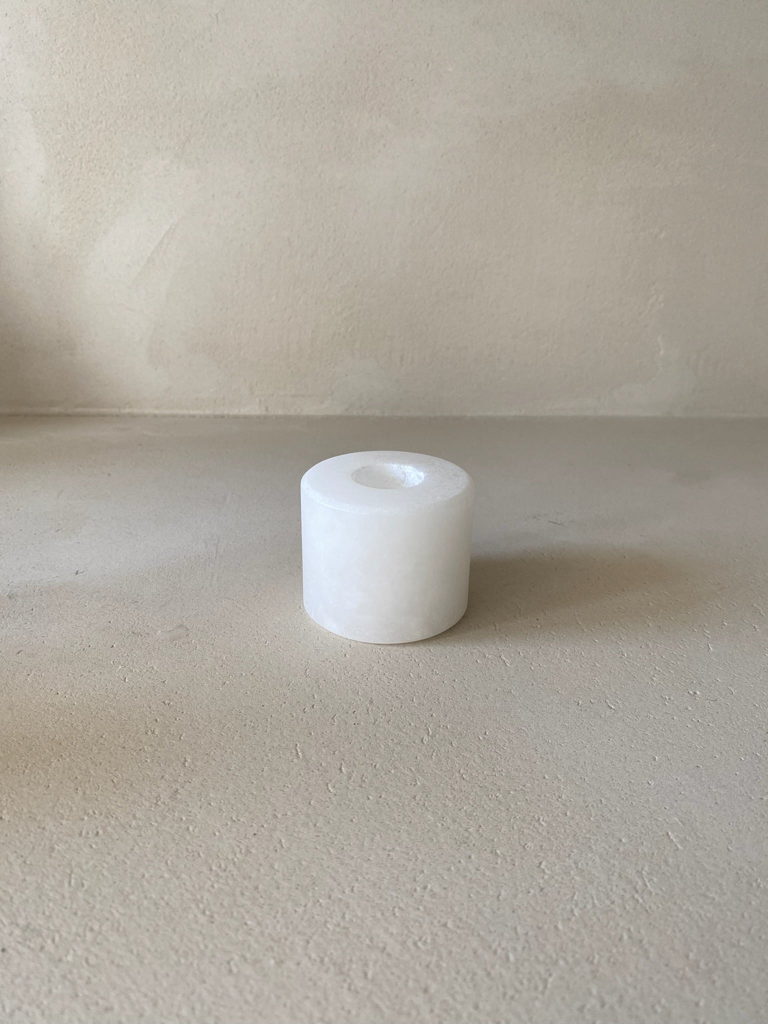 Albast kaarsenhouders van Ceramics by Rosa verkocht door Anneke Crauwels Home