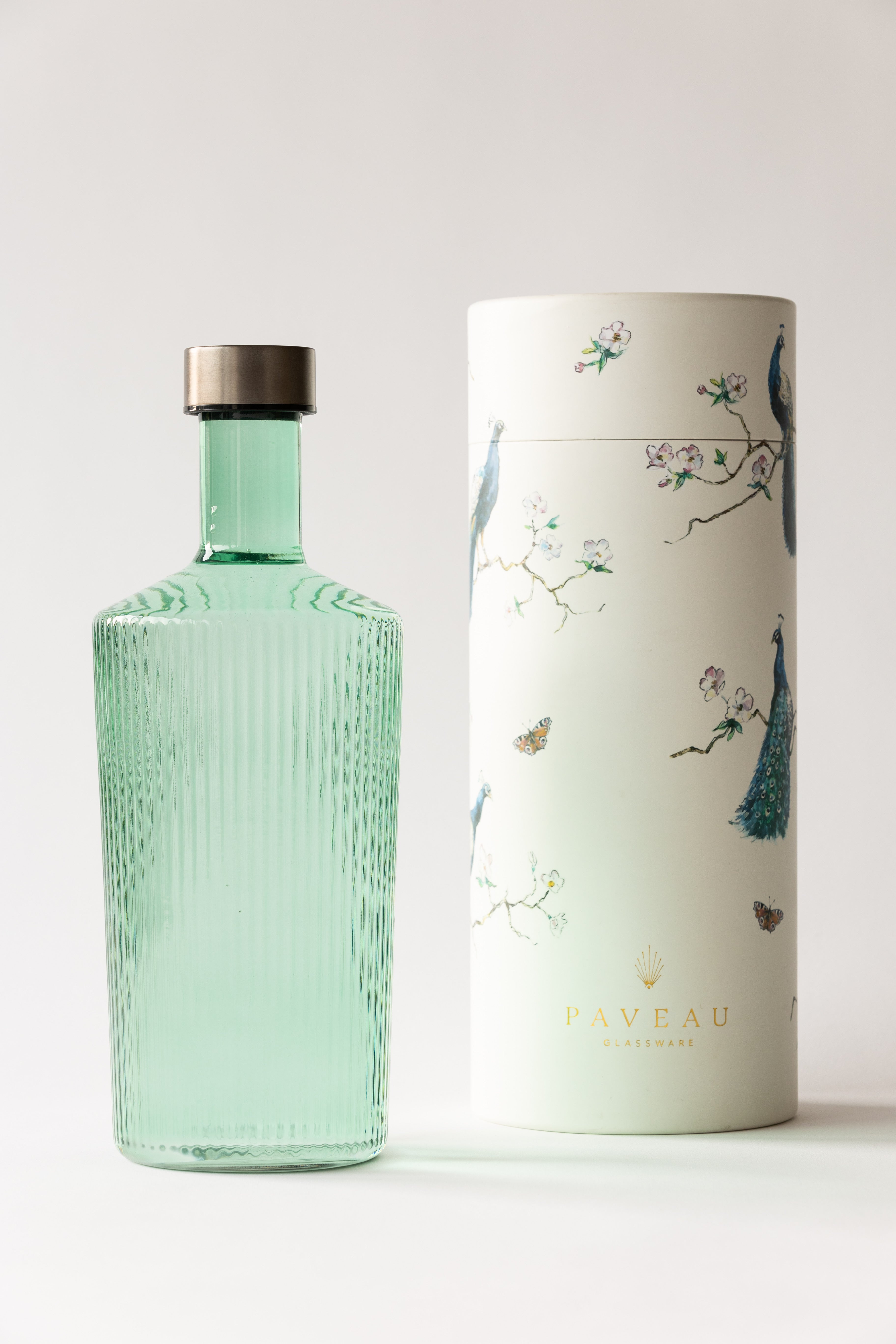 Groene-glazen-fles-met-ribbels-en-draaidop-paveau in verpakking verkocht door Anneke Crauwels Home