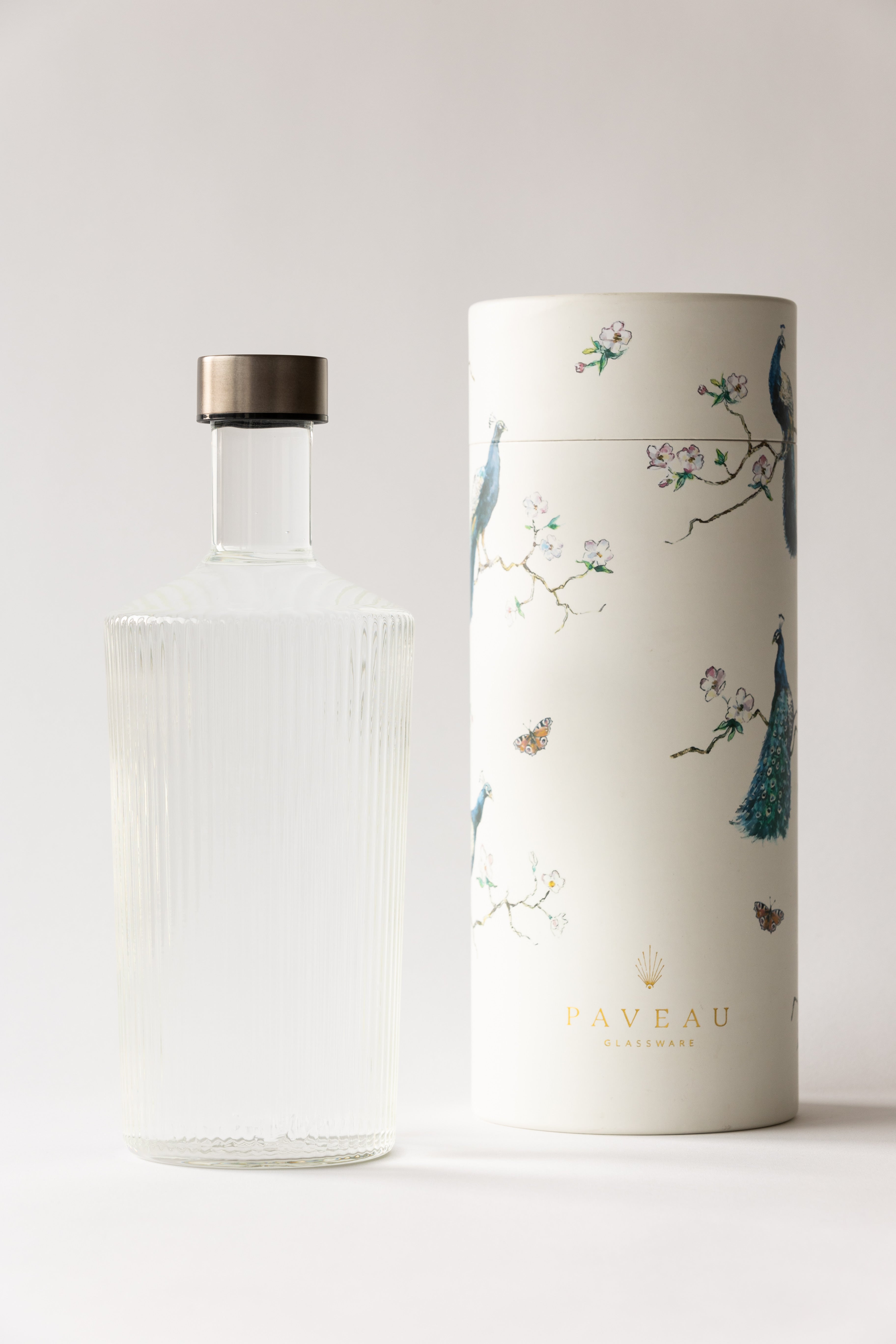 White Haven Glazen waterfles geribbeld met draaidop van Paveau, verkocht door Anneke Crauwels Home