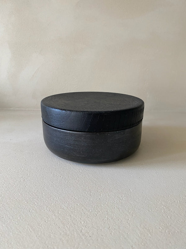 Spikkel keramieken kom met houten deksel verkocht door Anneke Crauwels Home