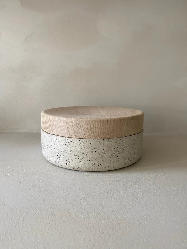 Keramieken potje met spikkel en houten deksel