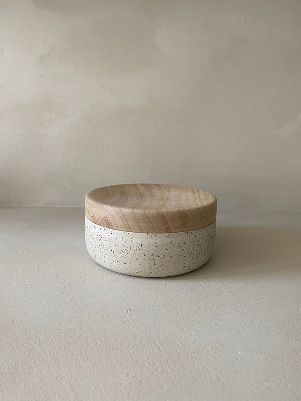 Keramieken potje met spikkel en houten deksel