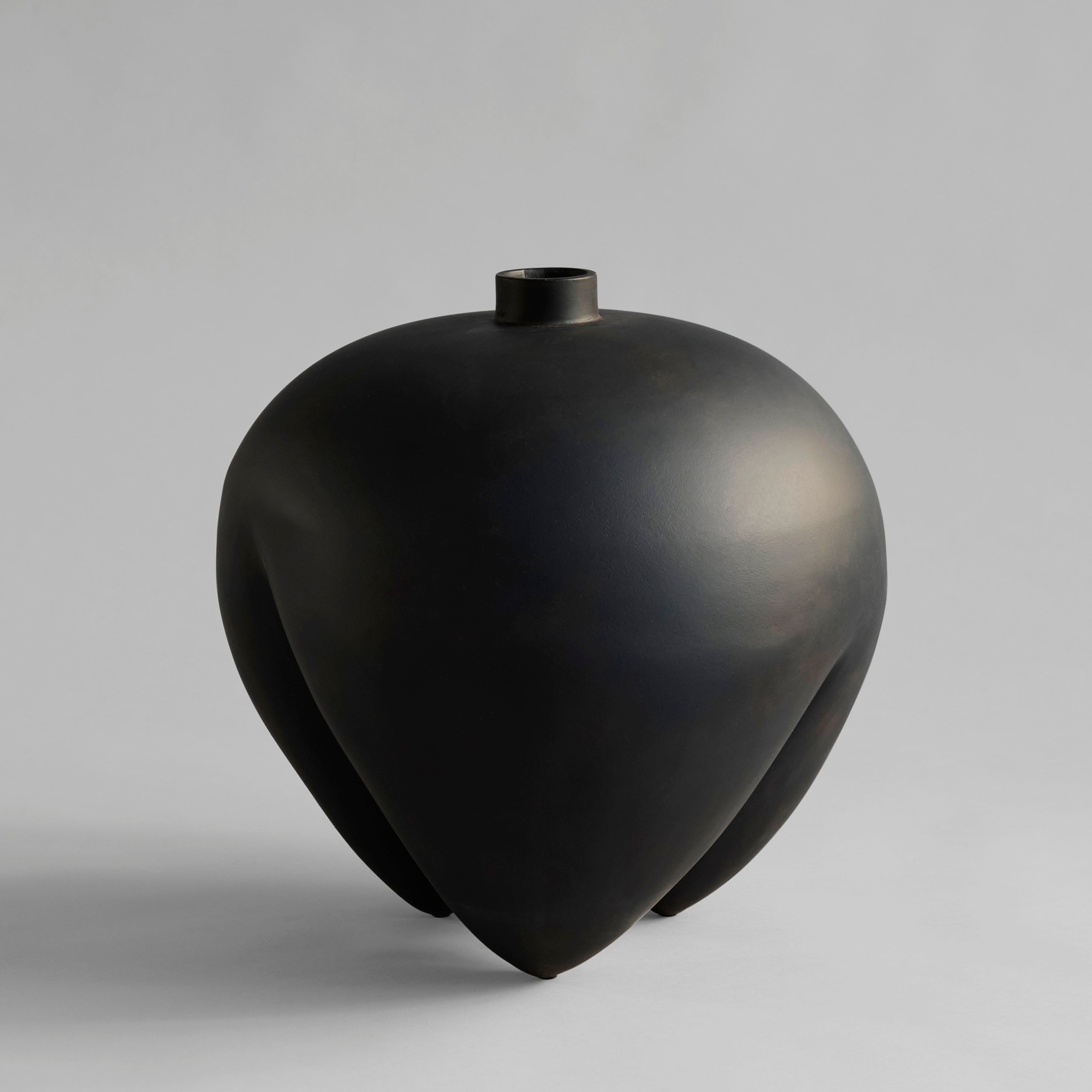 Sumo Vase Big Coffee van 101CPH verkocht door Anneke Crauwels Home