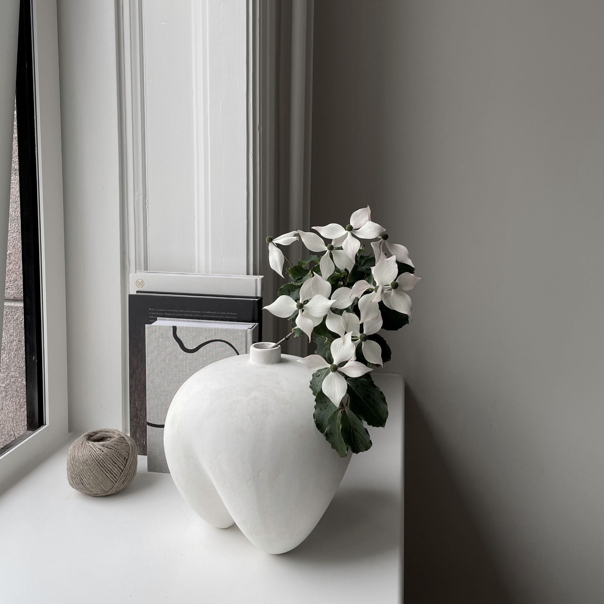 Sumo vaas mini in het wit van 101Cph, verkocht door Anneke Crauwels Home