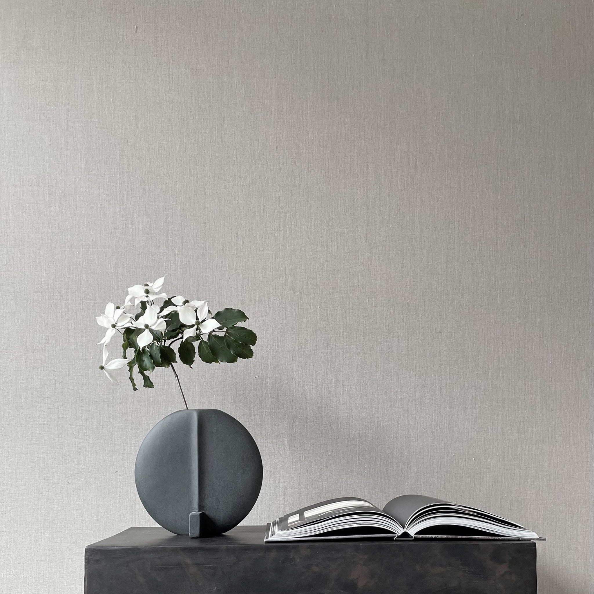 Guggenheim zwarte sculpturale keramische vaas van 101 Copenhagen verkocht door Anneke Crauwels Home