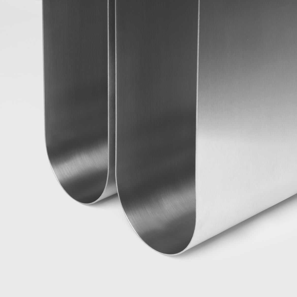 Curved bijzettafel | Kristina Dam Studio | Staal | Designer | Shop | Design Studio Anneke Crauwels | Anneke Crauwels Home