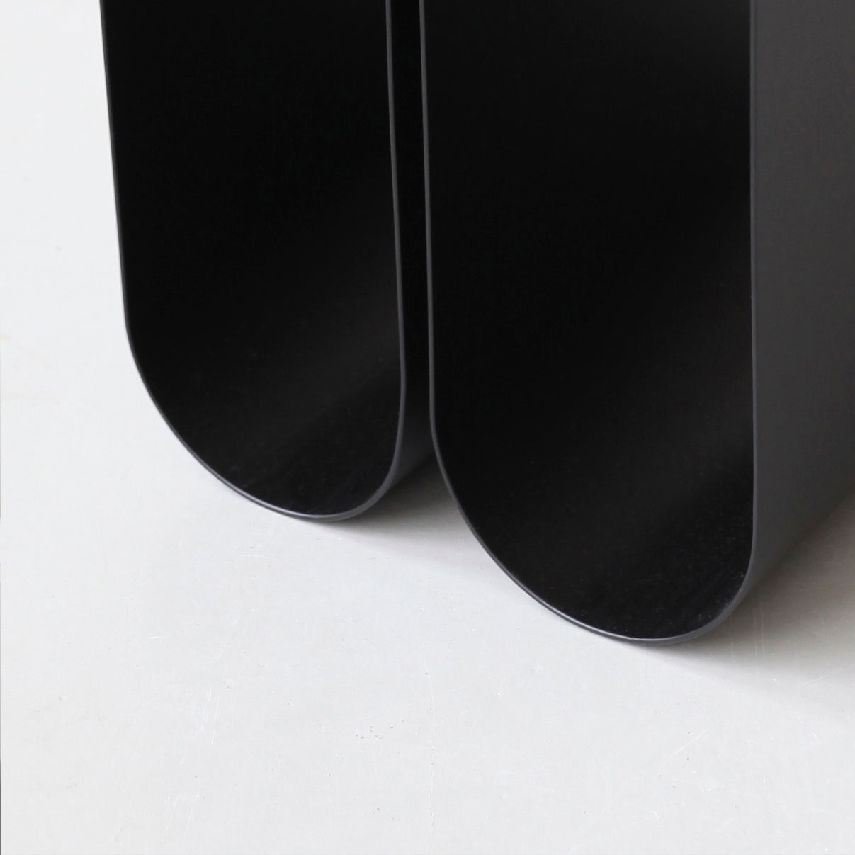 Curved bijzettafel | Kristina Dam Studio | Staal | Designer | Shop | Design Studio Anneke Crauwels | Anneke Crauwels Home