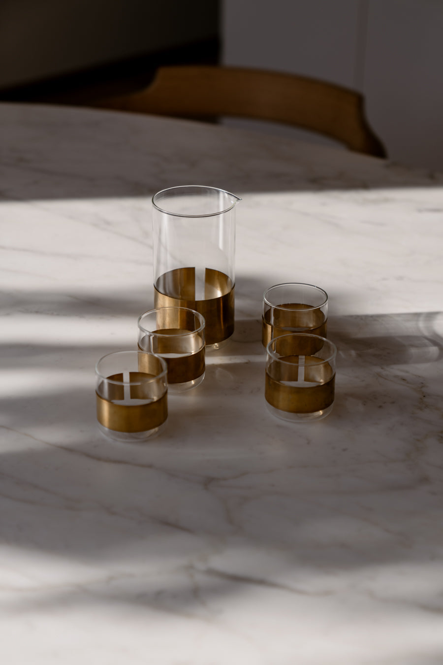 Set van karaf met gouden details en vier bijpassende glazen van Serax verkocht door Anneke Crauwels Home