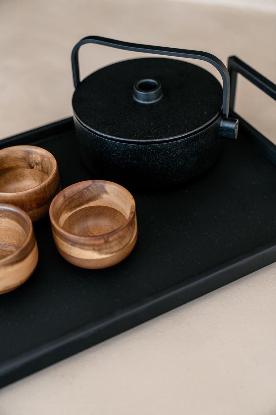 set-van-theepot-met-houten-theekopjes verkocht door Anneke Crauwels Home