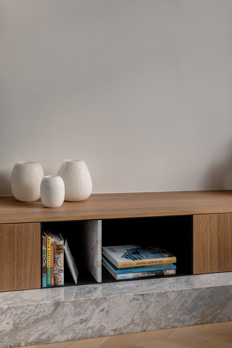 Set van albast theelichthouders verkocht door Anneke Crauwels Home