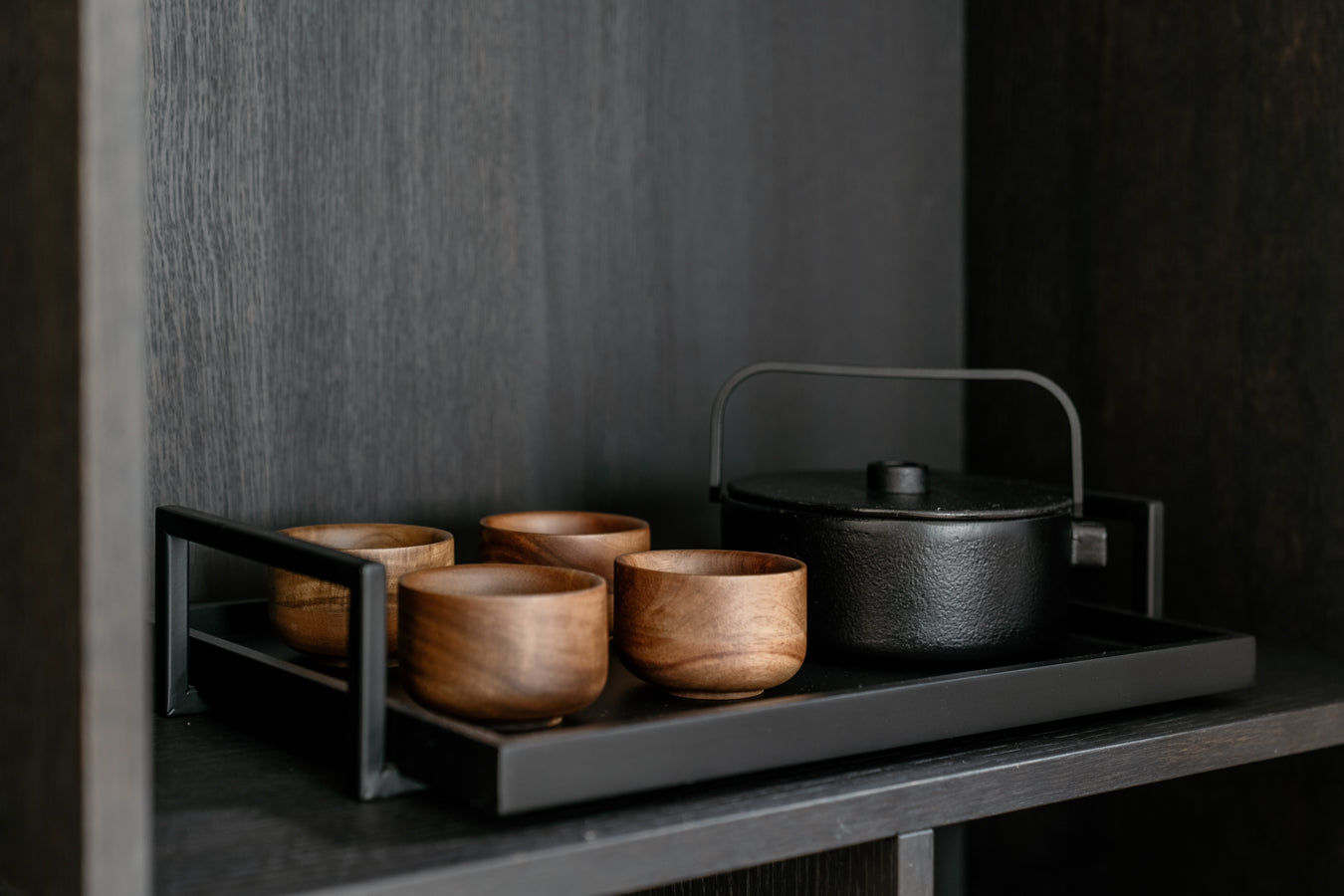 set-van-Inku-theepot-met-houten-theekopjes-en-dienblad-van-serax verkocht door Anneke Crauwels Home