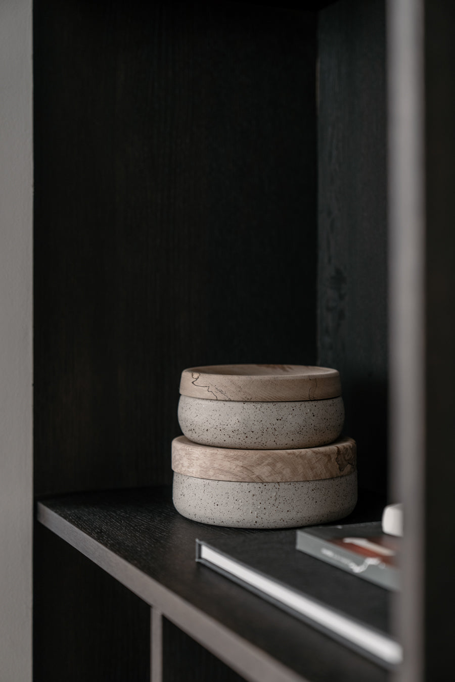 Set van 2 keramieken potjes met houten deksel in kast