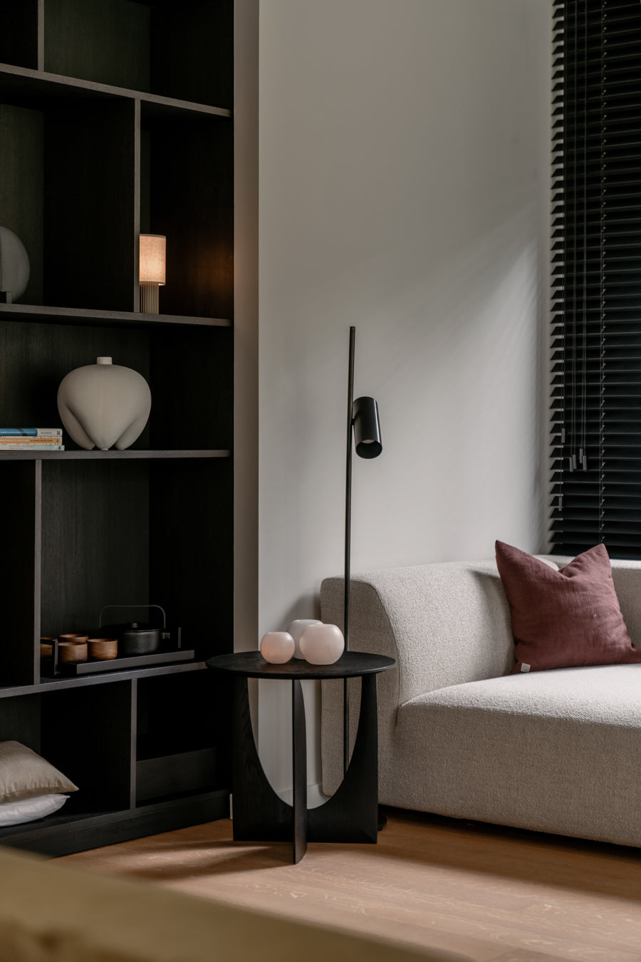 Chaise Longue met bijzettafel met 3 albasten theelichtjes op en een vloerlamp van Serax verkocht door Anneke Crauwels Home