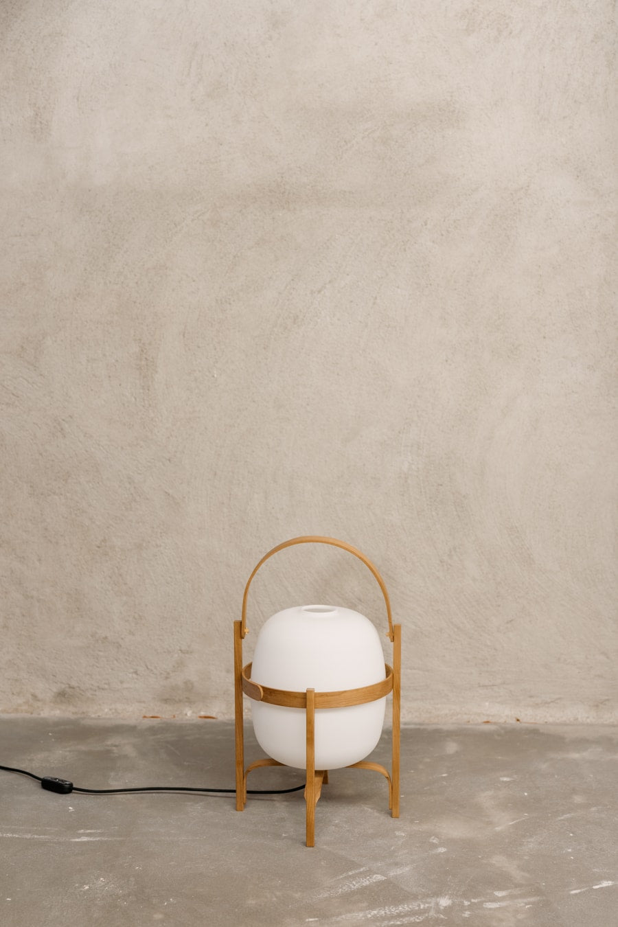 lamp-op-houten-pootjes van Santa Cole verkocht door Anneke Crauwels Home