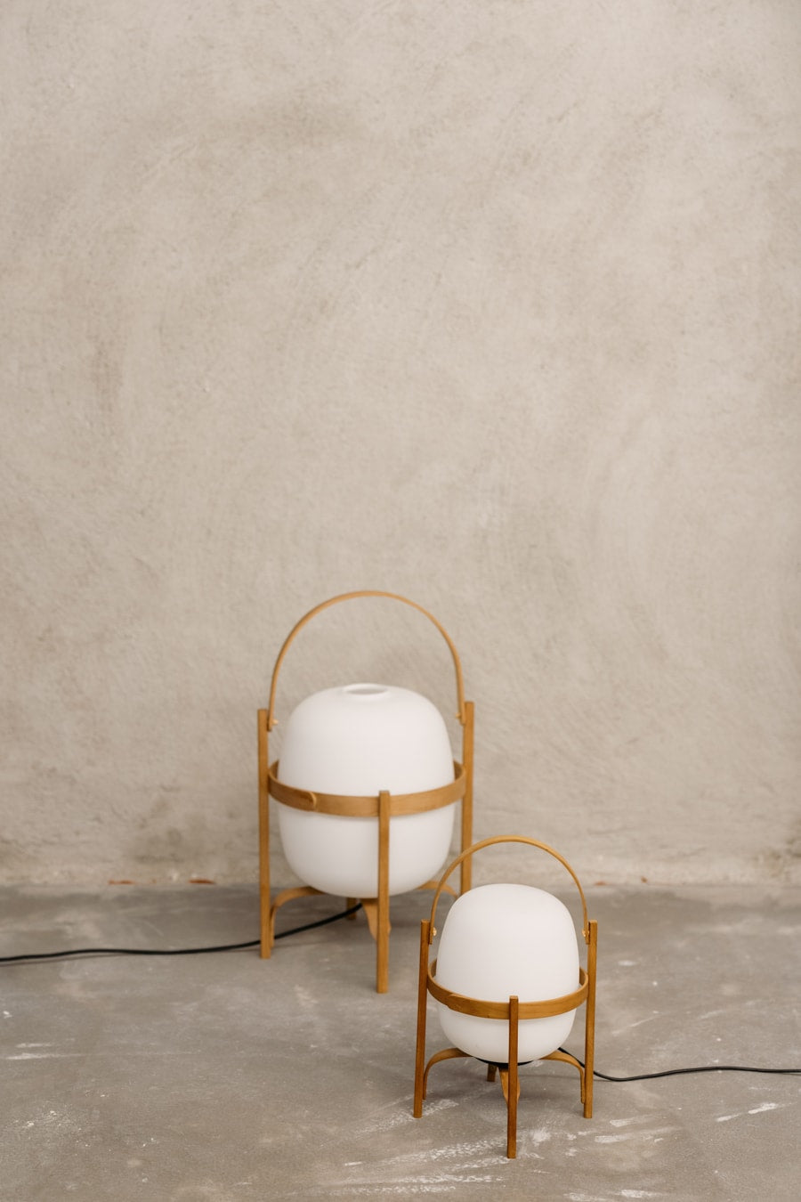 Lamp klein en groot met houten details van Santa & Cole verkocht door Anneke Crauwels Home