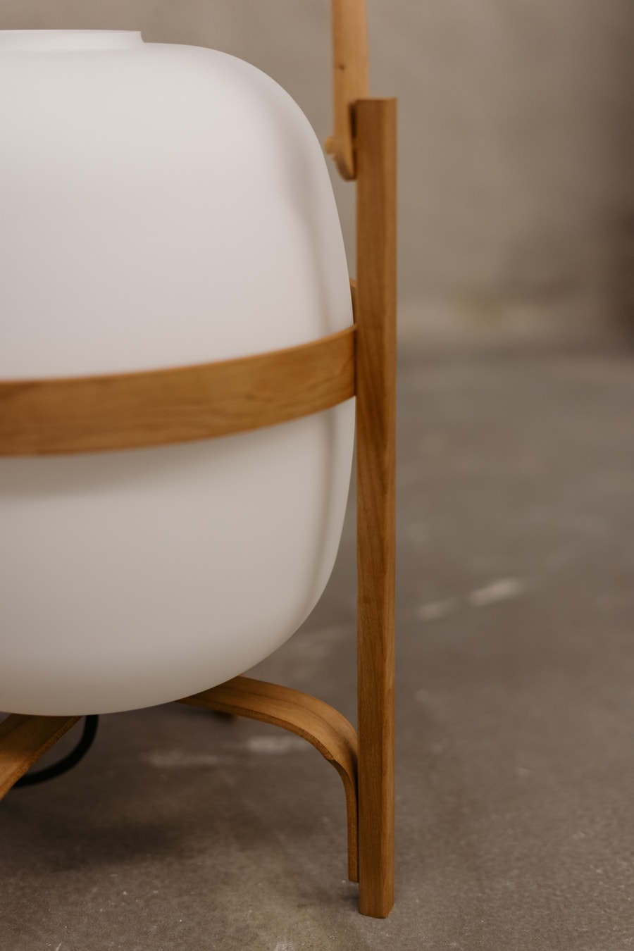 lamp-met-houten-details van Santa & Cole verkocht door Anneke Crauwels Home