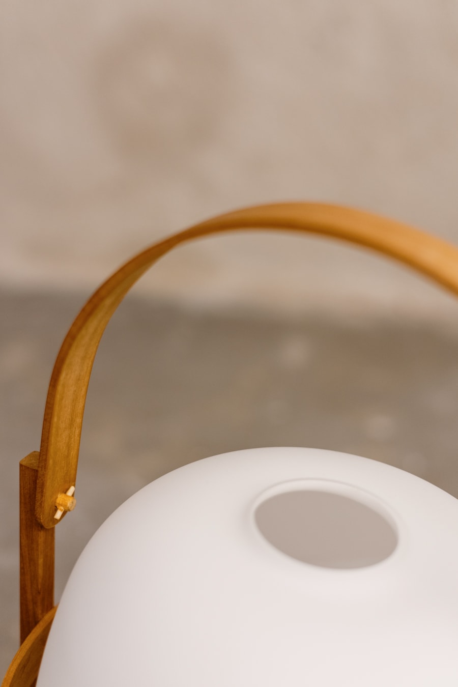 Lamp met houten details van Santa & Cole verkocht door Anneke Crauwels Home