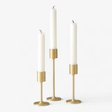 Sets by A. | trio van kandelaars met witte kaarsen | goud | &Tradition | verkocht door Anneke Crauwels Home