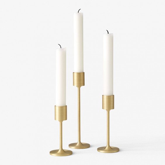 Sets by A. | trio van kandelaars met witte kaarsen | goud | &Tradition | verkocht door Anneke Crauwels Home