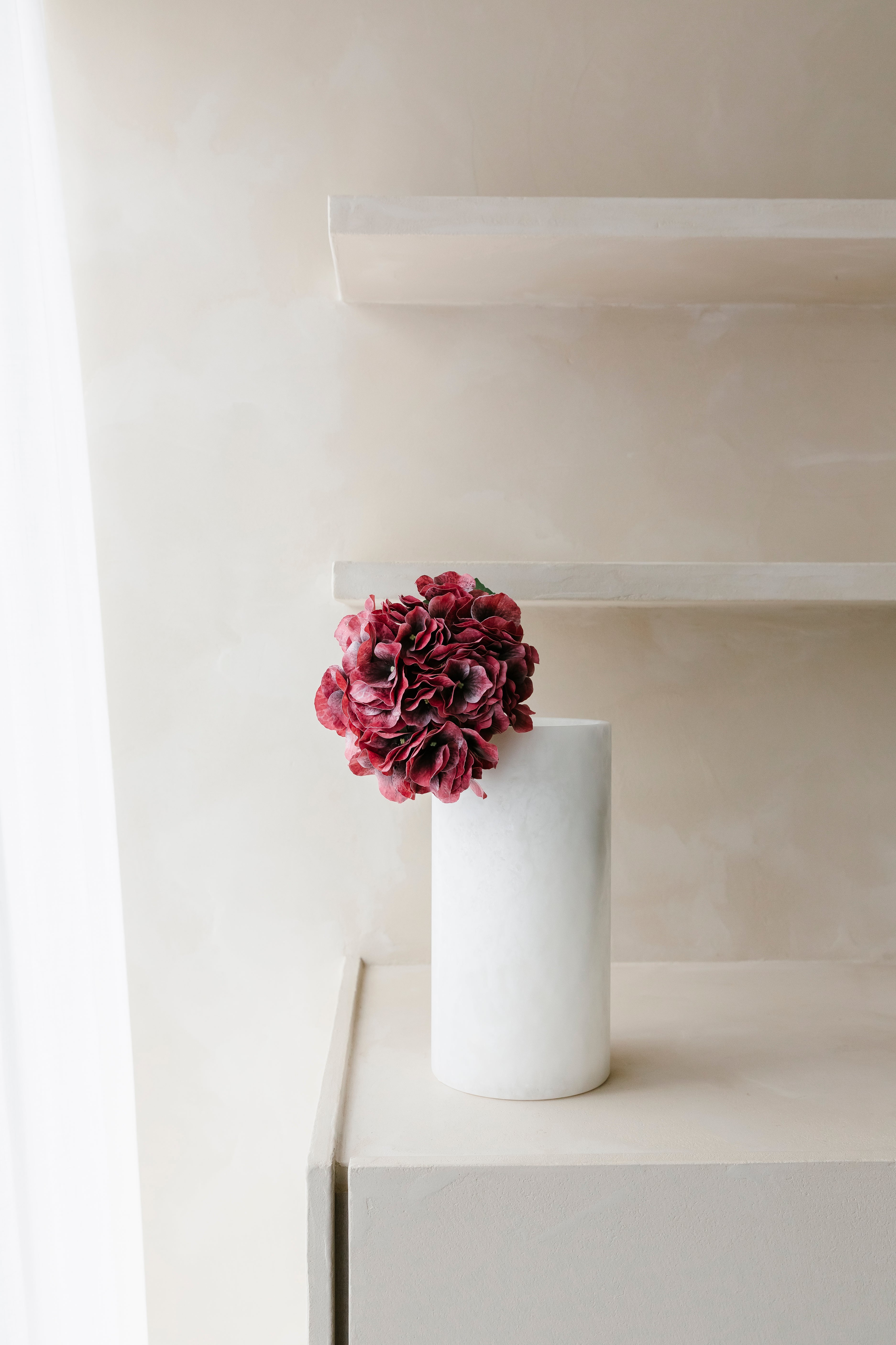 Zijdebloem hortensia in burgundy kleur in vaas uit Albast op kast - Collectie Anneke Crauwels