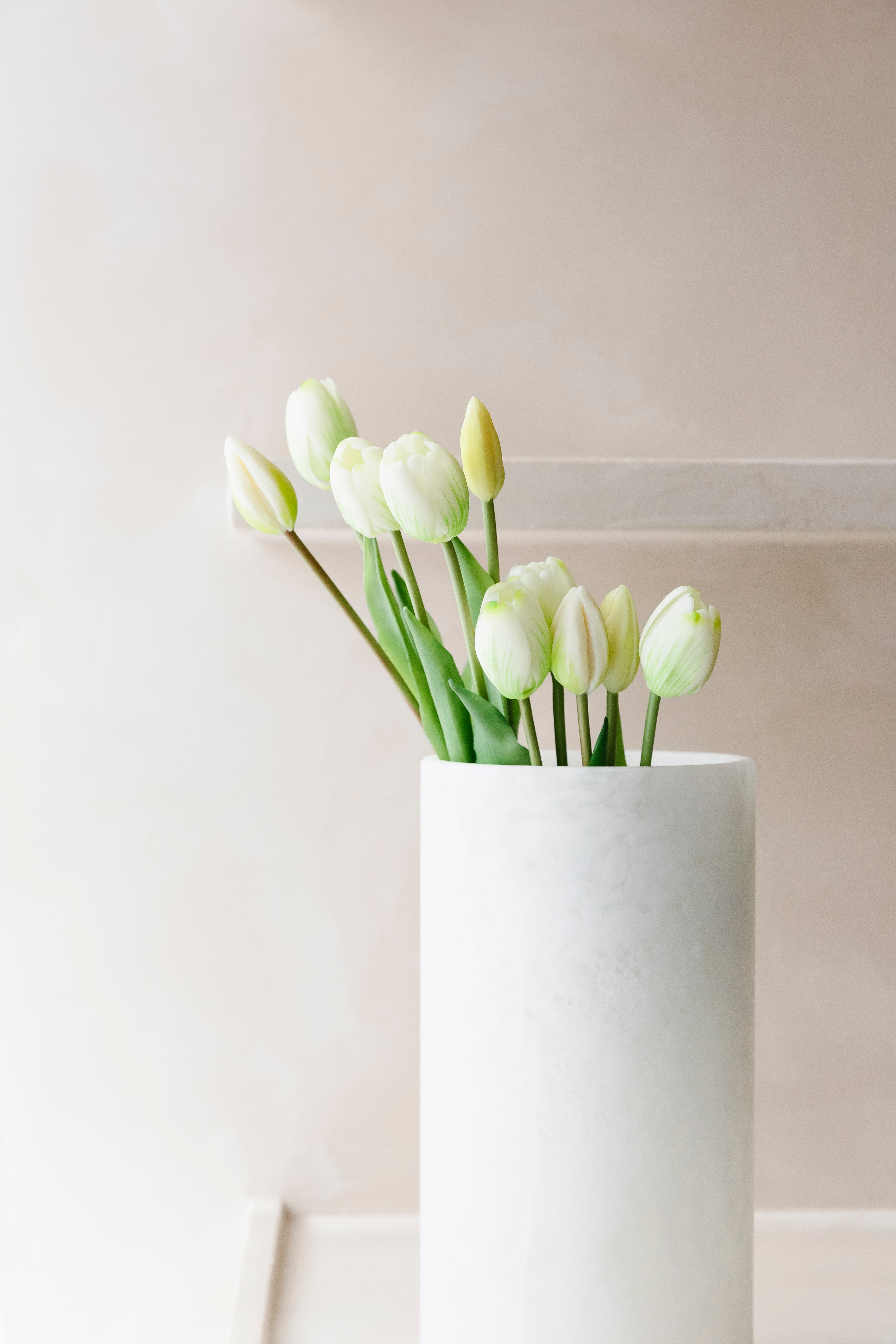 Close-up van kunststof tulp in boeket in een vaas uit Albast van het merk Botané- Collectie Anneke Crauwels