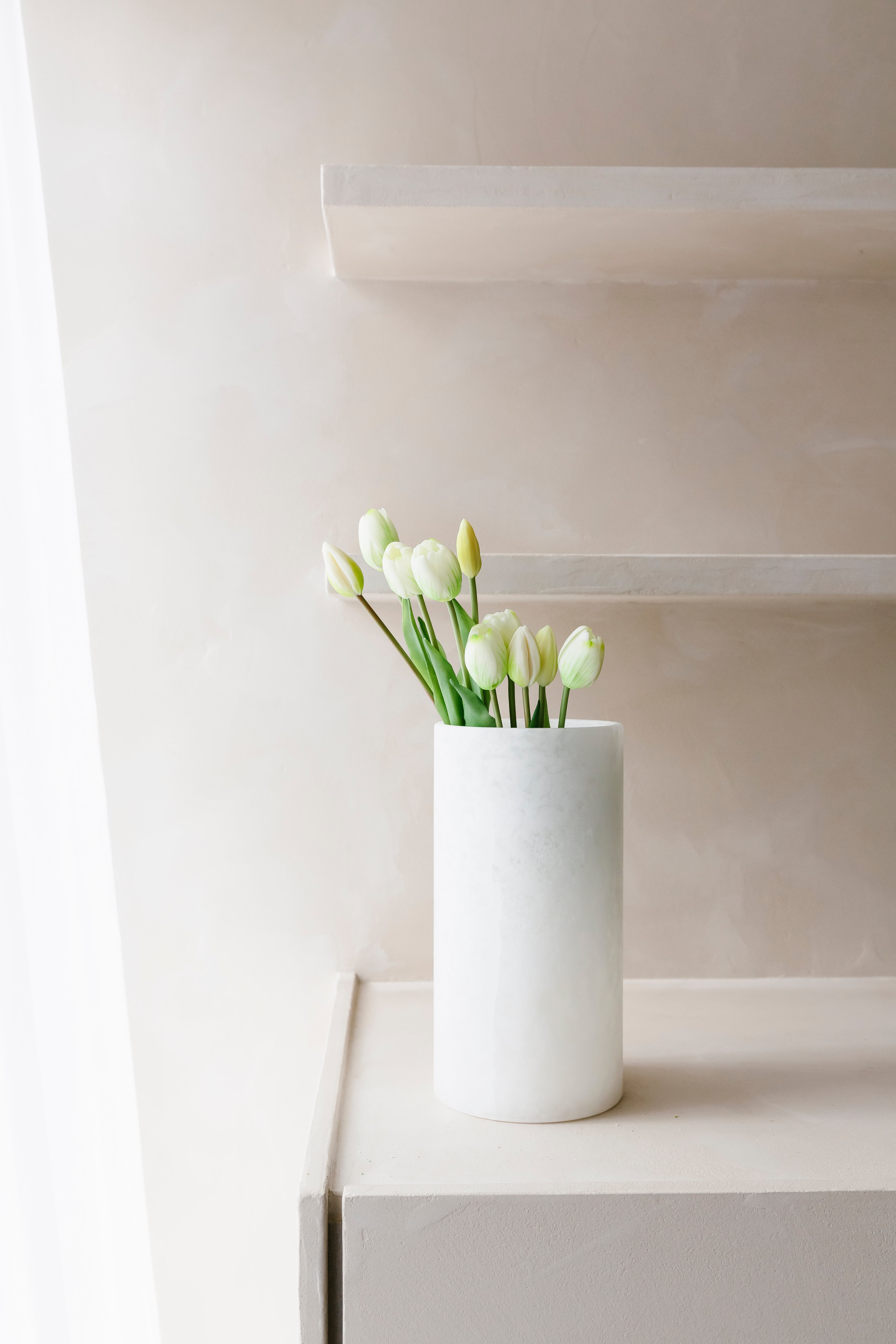 Boeket kunststof tulpen in een vaas uit Albast van het merk Botané op een kast - Collectie Anneke Crauwels