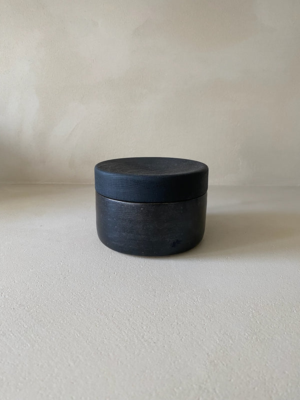 Zwart keramiek potje met houten deksel - Ceramics by Rosa verkocht door Anneke Crauwels Home