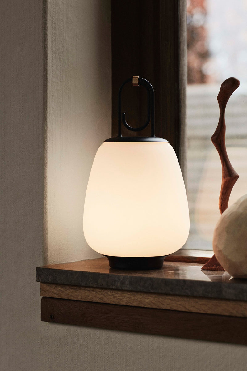 Lucca draagbare tafellamp | met haak | &Tradition | verkocht door Anneke Crauwels Home | design | Shop