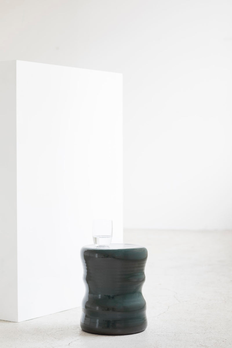 Groen krukje | bijzettafel | organische vorm | Serax | ontwerp van Marie Michielssen | designer | verkocht door Anneke Crauwels Home