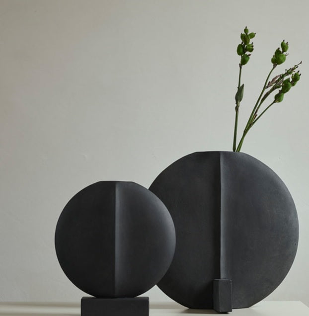 Guggenheim zwarte sculpturale keramische vaas van 101 Copenhagen verkocht door Anneke Crauwels Home
