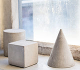 Set van 3 betonnen objecten, een kegel, een kubus en een cilinder verkocht door Anneke Crauwels Home
